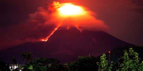 Over 30,000 evacuated as Mayon Volcano threatens to erupt in Philippines — Earth Changes — Sott.net