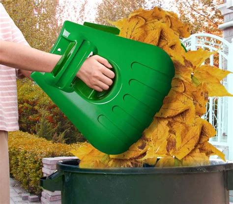 2 Best Leaf Scoops Reviews for Easy Garden & Yard Cleanup