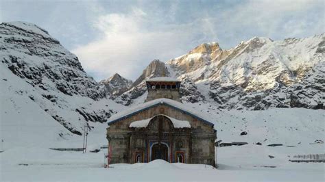 Out of power and drinking water, Kedarnath sees no respite from snowfall