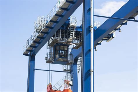 Giant Quay Crane on the port yard 3213170 Stock Photo at Vecteezy