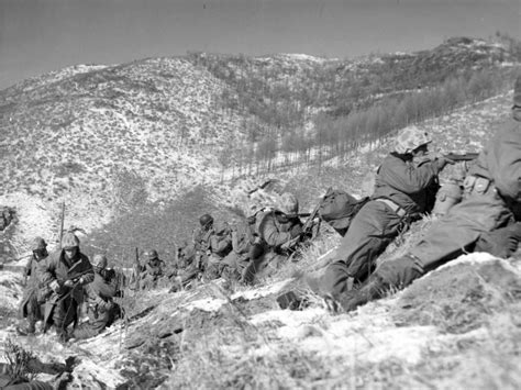 Marines taking cover at the Battle of Chosin Reservoir, Korean War ...