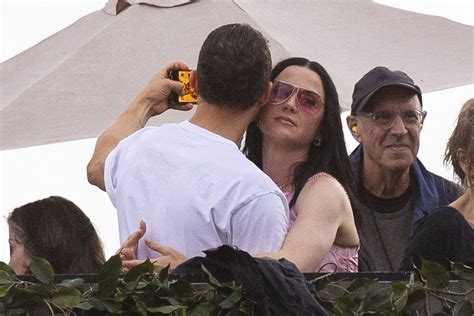 Orlando Bloom, Katy Perry take selfies while making out - Narrative News