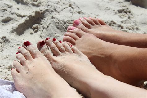 Fotoğraf : el, plaj, kum, kız, Güneş, ayaklar, bacak, parmak, kırmızı, pembe, kapatmak, insan ...