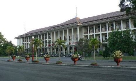 Guru Besar UGM Jadi Tersangka Korupsi | Republika Online