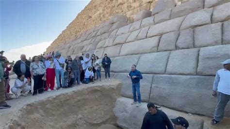 A pyramid restoration project in Egypt denounced as "absurd"