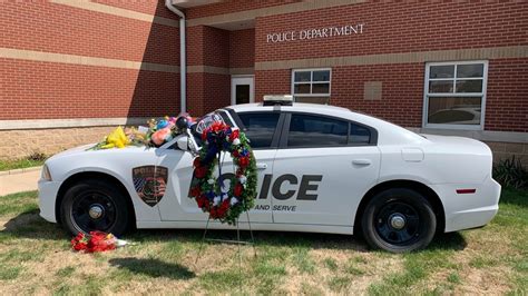 GALLERY: Memorial grows for Elwood officer killed in line of duty | wthr.com