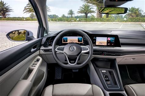 Volkswagen Golf 2022: listino prezzi, dimensioni, interni, motori