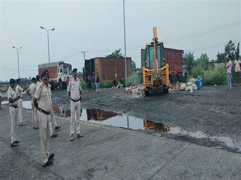 शराबबंदी वाले बिहार में दारू की बोतलों पर चली JCB, नष्‍ट किए गए हजारों लीटर देसी-विदेशी शराब ...