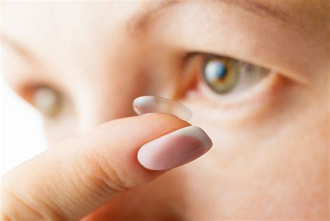 Daily Contact Lenses vs Weekly Contact Lenses: Pros and Cons | PerfectLensWorld