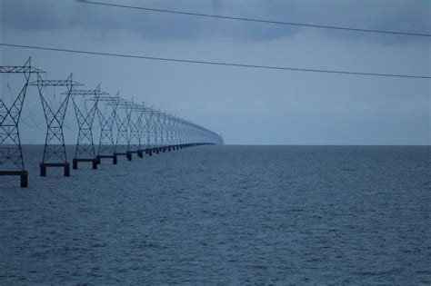 The power lines at Lake Pontchartrain clearly show the curvature of the ...