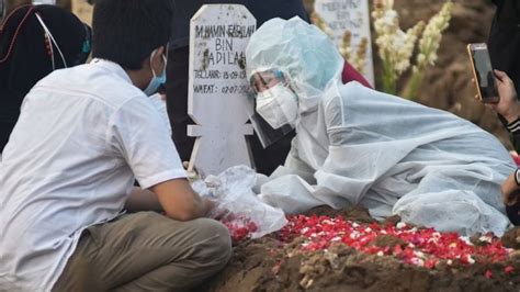 Covid Indonesia: PPKM belum menekan kematian, lebih dari 1.000 orang meninggal per hari dan ...