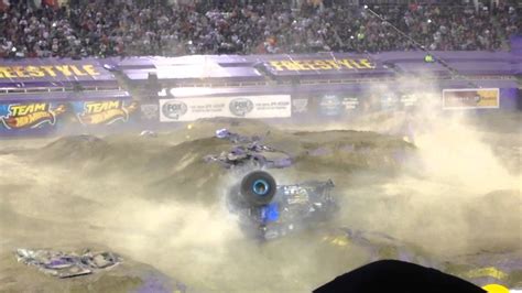 Son-uva Digger Monster Jam world finals 2014 - YouTube