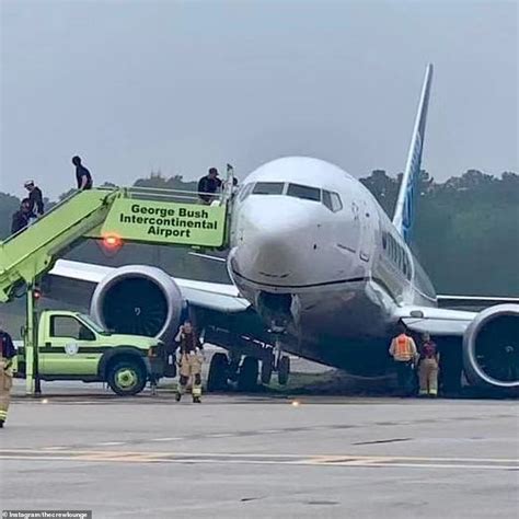 United Boeing 737 Max suffers gear collapse at Houston airport