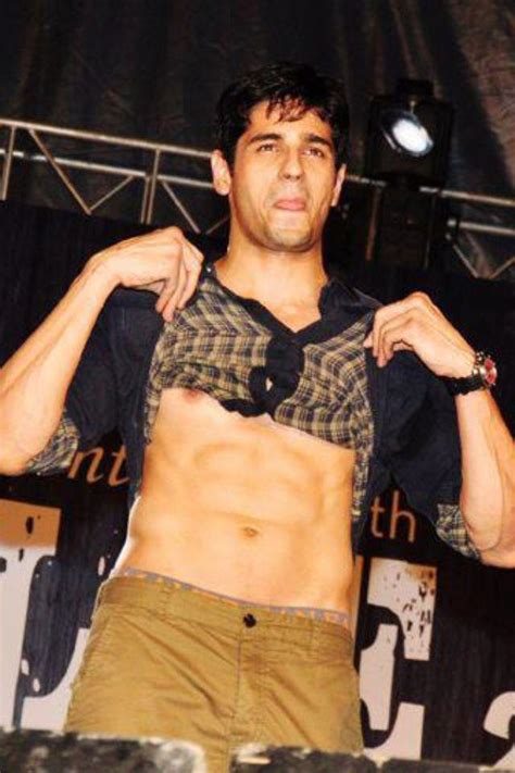 Shirtless Bollywood Men: Siddharth Malhotra