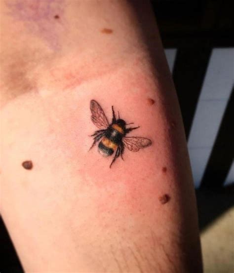 tattoo idea girls #tattoodesignforgirlsink | Bee tattoo, Bumble bee ...