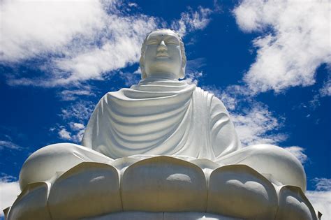 File:Buddha statue, Nha Trang.jpg - Wikimedia Commons