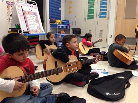 Cómo enseñar guitarra a niños: Las mejores prácticas