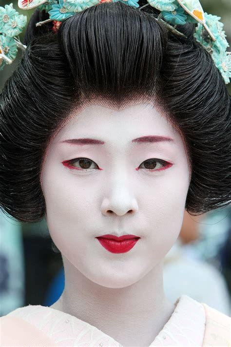 Japan's Female Artisans: The Geisha | Geisha makeup, Geisha, Geisha hair