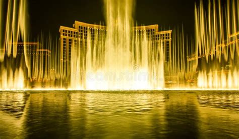 Bellagio Resort Water Fountain Show at Night Editorial Photo - Image of resort, performance ...