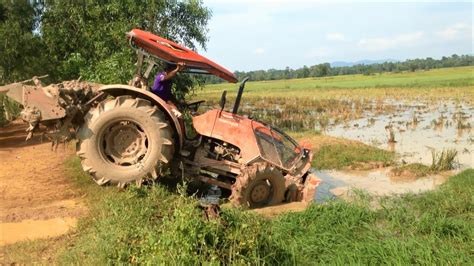 Tractor Kubota M6040SU stuck in mud #Tractor_Cambodia - YouTube