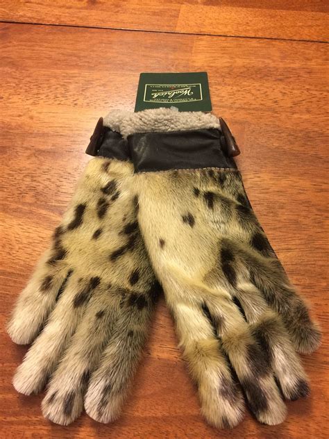 Hand sewn Seal skin gloves I've just completed. | Inuit clothing, Textile art, Fur