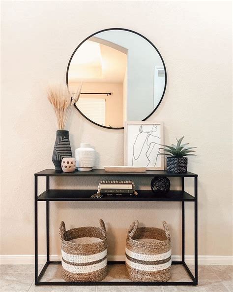 Console et miroir circulaire dans un design minimaliste #houseinterior Entry hallway interior ...