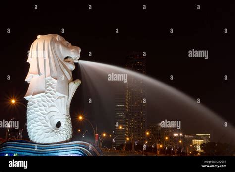 Merlion lit up at night, Merlion Park, Singapore Stock Photo - Alamy