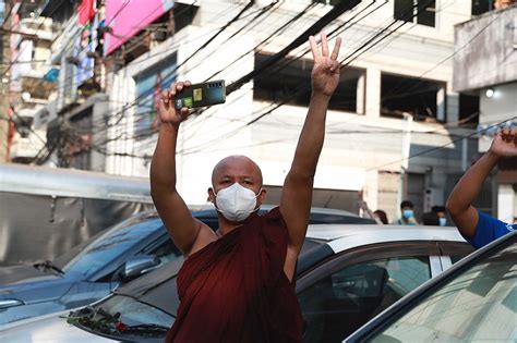 Internet returns as Burma protests grow