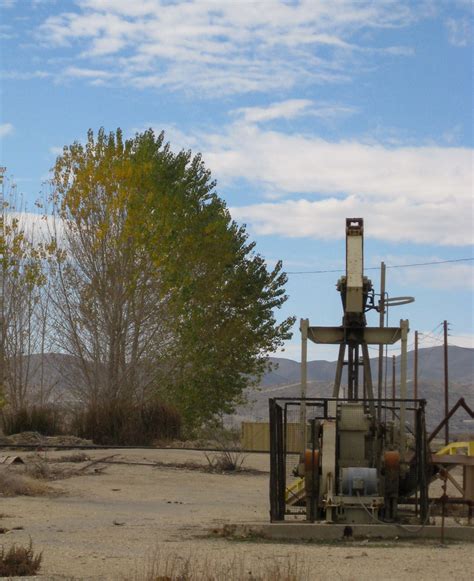 Kern County, CA oil (1513) | Fall colors in the oil field. (… | Flickr