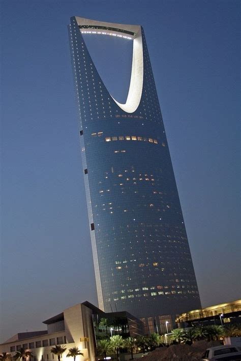 Kingdom Tower in Riyadh, Saudi Arabia. Looks like the Eye of Sauron ...