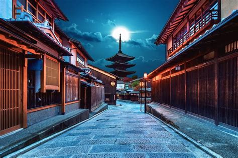 Kyoto at dawn and after dark - top sightseeing tips to beat the crowds