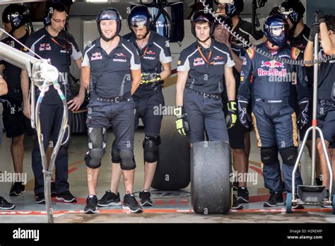 Pit crew ready f1 hi-res stock photography and images - Alamy