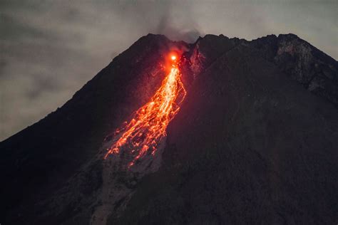 In Pictures: Indonesia’s Merapi volcano unleashes river of lava | Volcanoes News | Al Jazeera