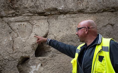 Mysterious handprint found in 1,000-year-old Jerusalem defensive moat | ARCHAEOLOGY WORLD