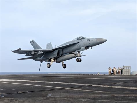 Commander Carrier Air Wing Five 1,000th Landing on Carrier > Commander, U.S. 7th Fleet > Display