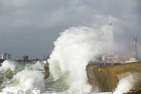 What Is A Sea Wall? - WorldAtlas.com