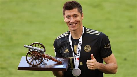 Robert Lewandowski breaks 49-year goal-scoring record with 41st goal of ...