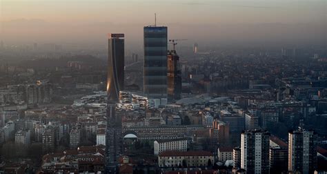 Milan's Skyline at sunset : r/CityPorn