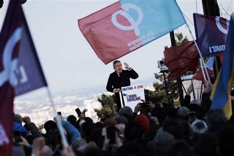 Jean-Luc Mélenchon brings the crowds together in a staging "for peace ...