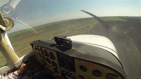 Small Plane Landing Cockpit View Small: stockbeeldmateriaal en -video's ...