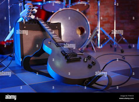 Rock band instruments hi-res stock photography and images - Alamy