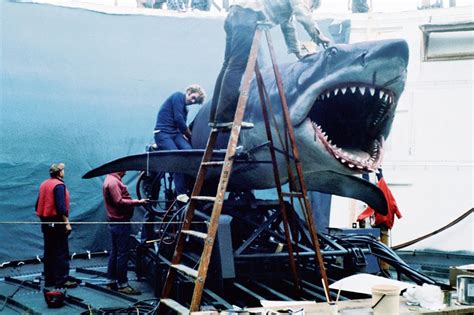 21 Amazing Behind the Scenes Photos From the Making of 'Jaws' (1975 ...