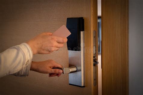 Apertura De Una Puerta Del Hotel Con La Tarjeta Del Keyless Entry ...