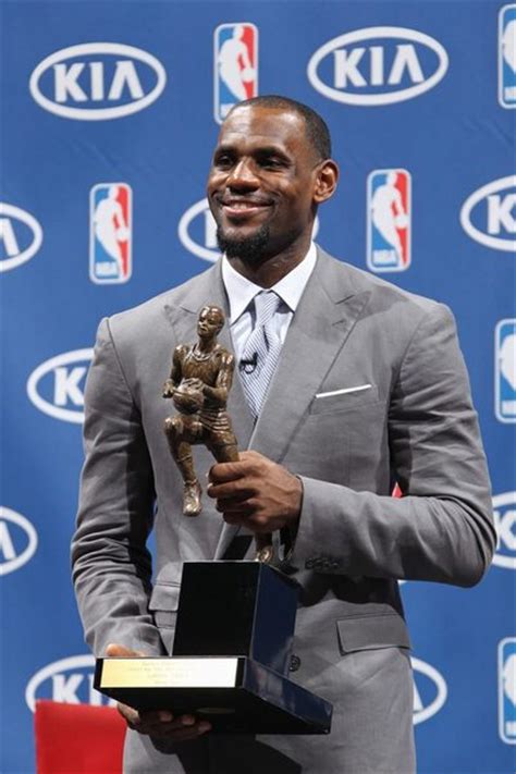 图文：[NBA]詹姆斯MVP颁奖礼 高捧MVP奖杯-搜狐体育