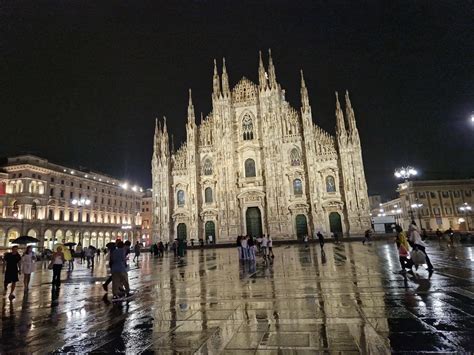 Milan Duomo night view | CheckinAway