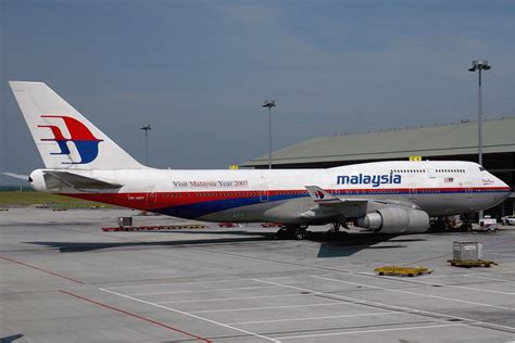 File:Malaysia Airlines Boeing 747-400 KvW.jpg - Wikipedia, the free ...