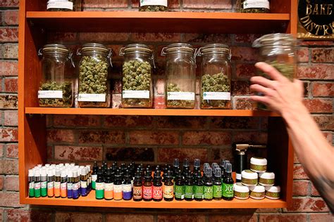 Illinois opens dispensaries to sell medical marijuana