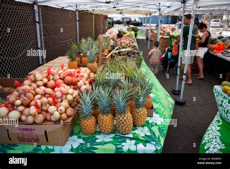 Kahului Shopping Center Farmer's Market in Lahaina, Maui, Hawaii Stock Photo - Alamy