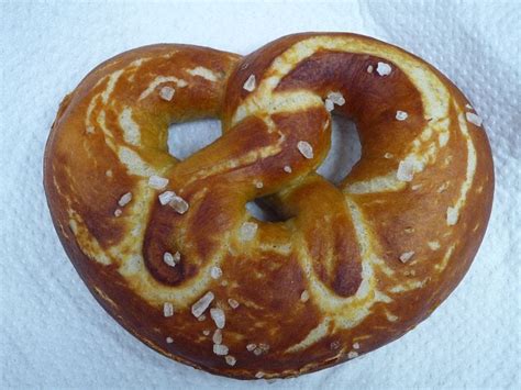 Laugenbrezel, Salzbrezel, Brezen | Food, Savoury food, Soft pretzel recipe