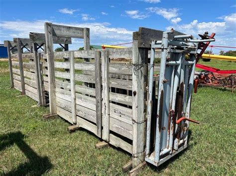 (2) Wooden Alleys & Filson Automatic Headgate - Peterson Land & Auction LLC